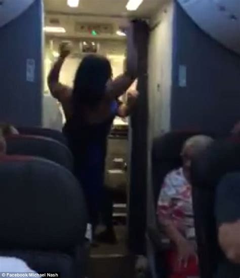 Passenger Thrown Off Aa Flight To Chicago Daily Mail Online
