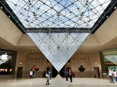 louvre pyramid who designed the glass louvre pyramid architect history and facts architecture