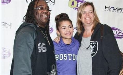 Zendaya shares a bond with her parents and even defended them against social media fans in the best way possible. Zendaya Coleman slams trolls who called her parents "ugly ...