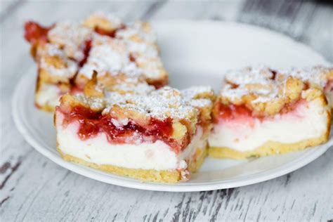 Unser saftiger quarkkuchen ist genau das richtige, wenn du nur kurz in der küche stehen, aber den ganz großen geschmack erleben möchtest. Quarkkuchen mit Erdbeeren und Streusel | Erdbeer quark ...