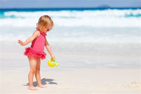Bambina Che Gioca Alla Spiaggia Immagine Stock Immagine Di Infanzia Sabbia