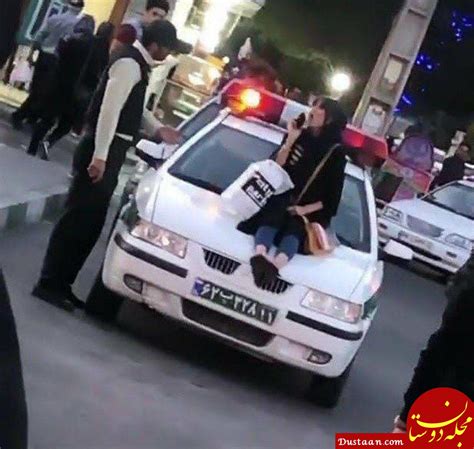 تصویر دختر بدحجابی که روی خودروی پلیس نشسته است مجله اینترنتی دوستان