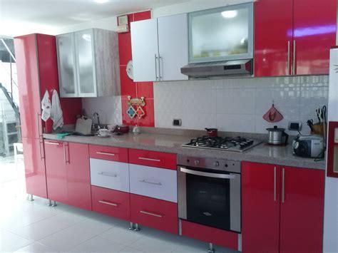 Cocina Integral Roja Con Puertas En Aluminio Y Vidrio Con Luz Led Cubiertas En  Decoración