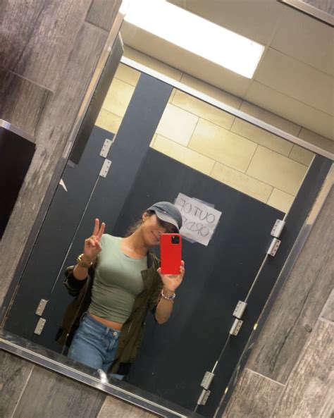 Tw Pornstars Freya Von Doom Twitter Classic Bathroom Pic 😜 Do I Have Friends In Nashville