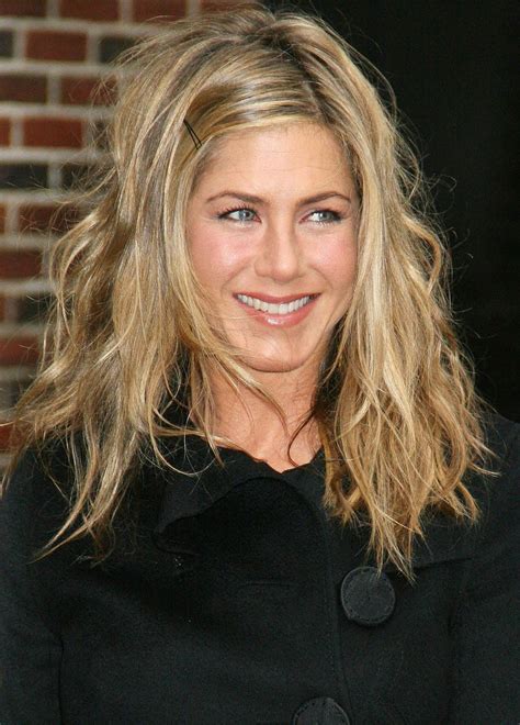 She add her hair thin layers, soft highlights. a new life hartz: Jennifer Aniston Hairstyles