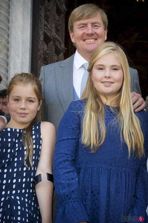 El Rey Guillermo Alejandro De Holanda Con Sus Hijas Las Princesas Amalia Y Alexia En El Bautizo
