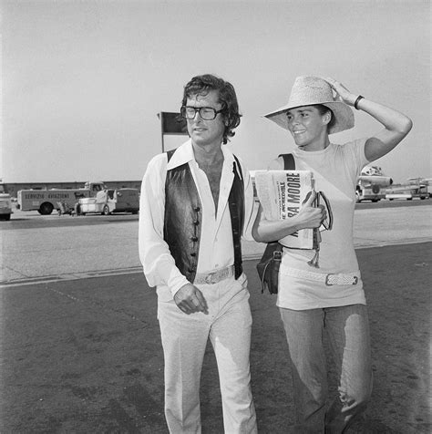 Ali Macgraw With Her Husband Robert Evans At Airport 1971 Bygonely