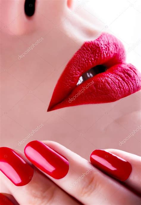 Compartir en facebook compartir en twitter. Lábios vermelhos brilhantes e sensuais femininos — Stock Photo © radakaran #81125070