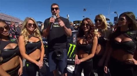 Kurt busch had the monster energy girls help him prepare for the #nascarplayoffs! Richten Punt Nascar GIF | GIFs.nl