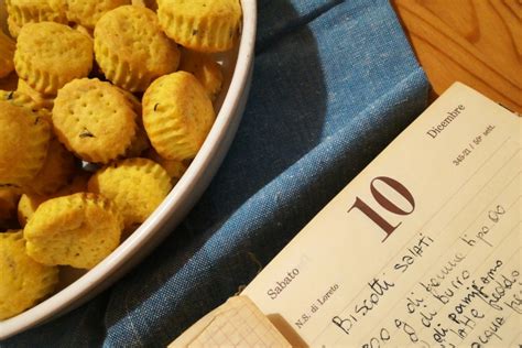 Biscotti salati al parmigiano con timo e curcuma ...