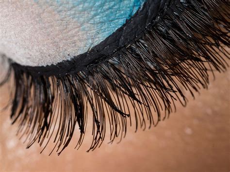 Es verleit dichtere wimpern, schöne. Rizinusöl für lange Wimpern | Wimpern, Lange wimpern ...