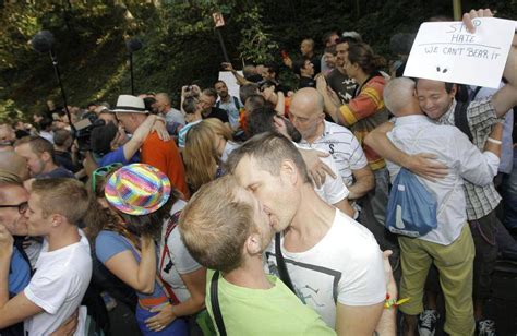 ‘kiss in rallies across globe protest russia s anti gay laws the globe and mail