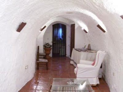 Varias son las formas de vivienda que presentan los gitanos de granada, la cueva, la casa y la choza; vivir bajo tierra: Casa-Cueva Arabeluj, Granada