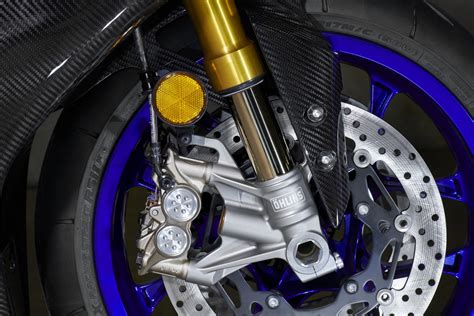 Yeah, all that is great and fine, but the r1m takes it to another level entirely with the öhlins electronic racing suspension system that receives data about vehicle motion and attitude to automatically adjust the dampers for a dynamic riding raven, team yamaha blue. Special Metal: Yamaha YZF-R1M | Motoren en Toerisme