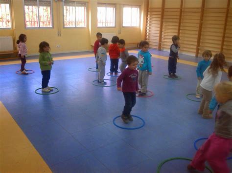 Juegos tradicionales · relevo de retorno (relevo con carrera. LOS NIÑOS DE ESTELA: JUGAMOS AL JUEGO DE LOS AROS EN ...