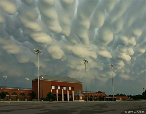 Mammatus clouds most often signal that a storm is on a weakening trend. Mammatus sur le Nébraska