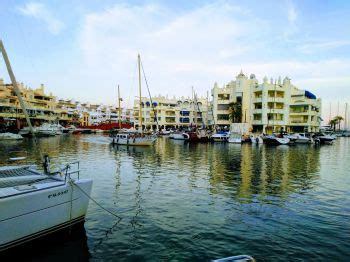 Su arenal de 400 m de longitud está bordeado de un precioso paseo marítimo salpicado por palmeras. Alquiler de Apartamentos PARTICULARES en Benalmadena SIN COMISIONES