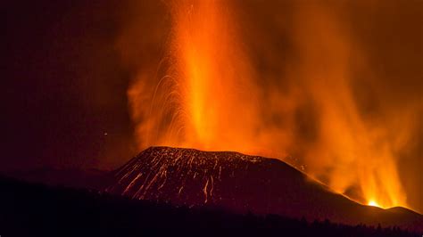 Download Wallpaper 3840x2160 Volcano Eruption Lava Splashes 4k Uhd