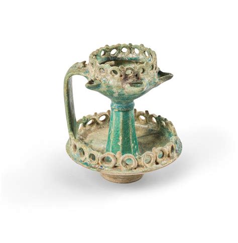 bonhams cornette de saint cyr lampe à huile kashan en céramique monochrome perse xiie siècle