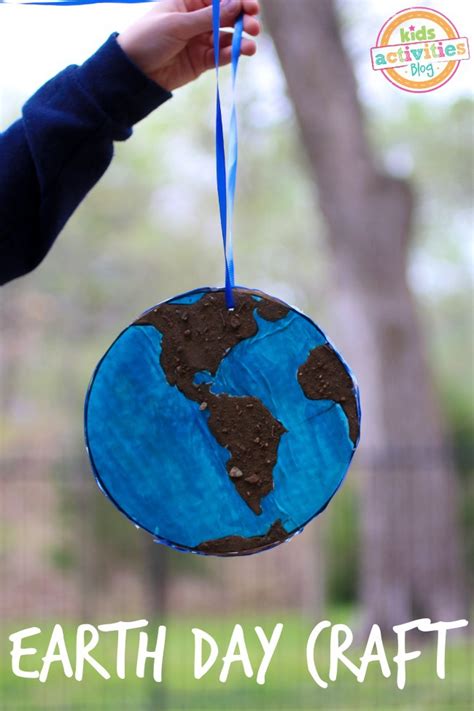 These earth day activities are great for preschool, kindergarten, and even elementary age kids! Earth Day Crafts for Kids