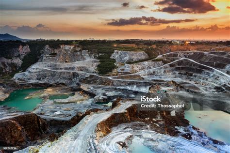 Tambang Opencast Dengan Sinar Matahari Yang Indah Dan Industri