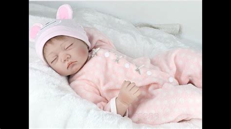 fotos de bebê reborn com olho fechado sobre os olhos