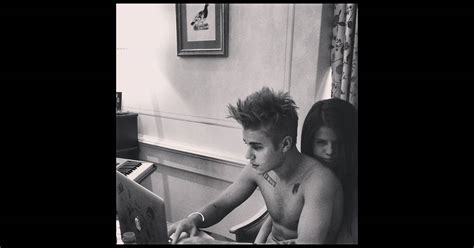 Justin Bieber publica foto sendo abraçado por Selena Gomez Purepeople