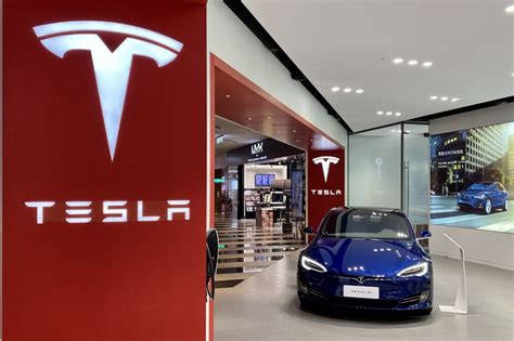 Tesla Recalls Roughly 135000 Vehicles Over Touch Screen Failures Wsj