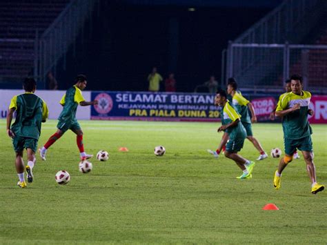 Walaupun posisinya bisa diatur sesuai keinginan pelatih. Olahraga: Teknik Dasar Bermain Bola