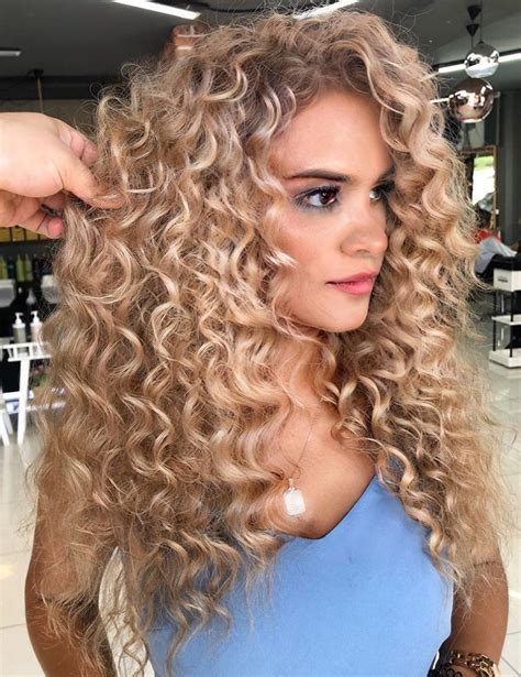 Natural Curly Hair Blonde Highlights Fashion Style