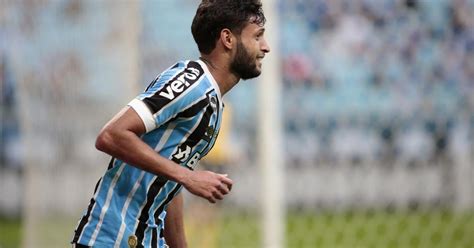 Marcelo oliveira (bra) joacă pentru brasileiro serie a club grêmio. Lateral goleador, Capixaba começa a ocupar a vaga de ...