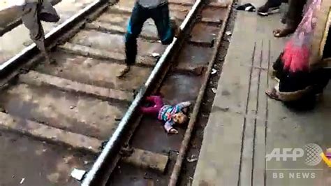 動画：1歳女児が線路に転落、列車が真上を通過奇跡的に無傷 インド 写真1枚 国際ニュース：afpbb News