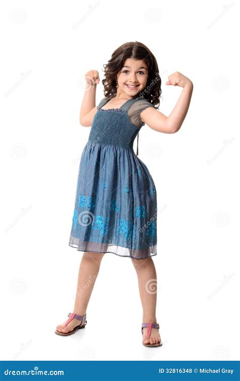 Маленькая девочка делая представление мышцы Стоковое Фото изображение насчитывающей длиной