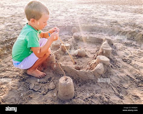 Kinder Spielen Am Strand Sandburgen Zu Bauen Ihre Sommerferien Im Meer Genießen Stockfotografie
