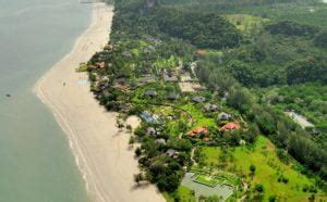 Tanjung rhu resort langkawi is 3.5 km from air hangat village and features a library, a tennis court and entertainment activities. pantai tanjung rhu dari pandangan atas