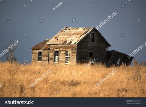 Abandoned Farm House On The Prairie Stock Photo 180752717 Shutterstock