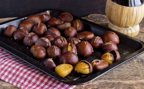 Le castagne al forno sono semplicissime da fare. CASTAGNE COTTE SUL SALE AL FORNO 2 INGREDIENTI