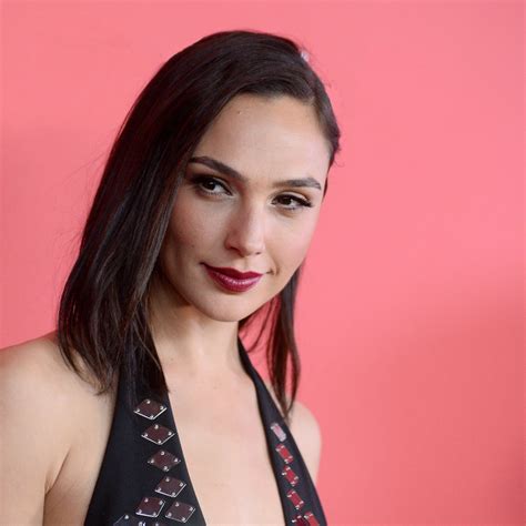 1024x1024 Gal Gadot Revlon Live Boldly Campaign 1024x1024 Resolution Hd 4k Wallpapers Images