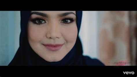 It was released by universal music group in collaboration with her own record company, siti nurhaliza productions on 10 may 2017. Aku Bukan Malaikat - Dato Siti Nurhaliza | lagu ciptaan ...