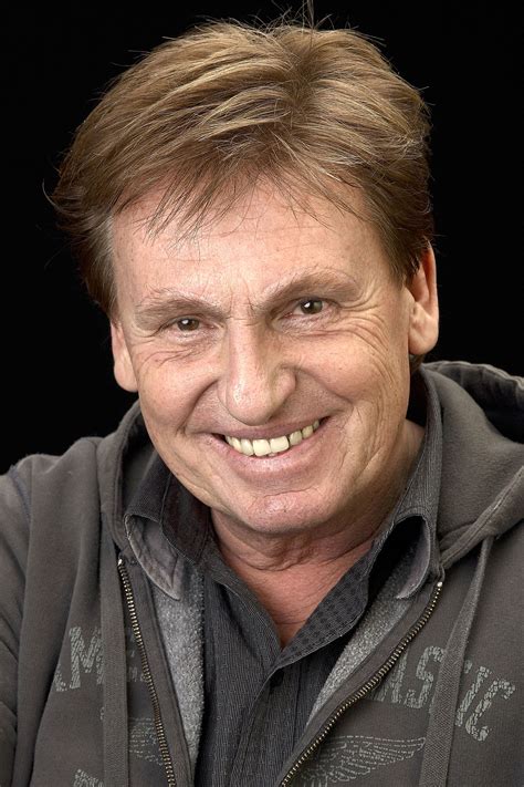 Henny huisman, voorheen drummer van de groepen lucifer en match, wordt vooral bekend als presentator bij en boegbeeld van de commerciële televisiezender rtl4. Henny Huisman - JungleKey.nl Afbeelding