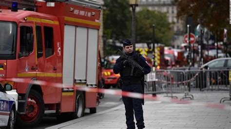 Autoridades Investigan Ataque Con Cuchillo En París Cnn Video