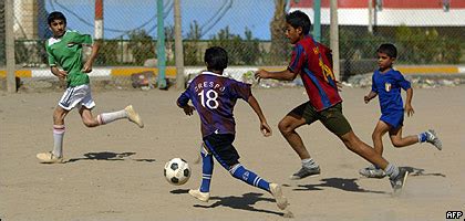 Niños jugadores dibujan personajes en el campo de fútbol con goles. BBC - El Blog de Lalo - Cuando a los chicos se les piden cosas de adultos