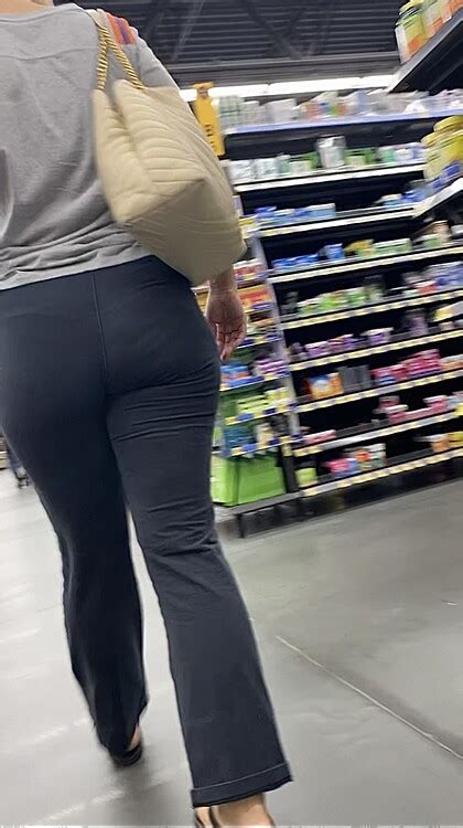 bubble butt pawg milf with slight vpl and sexy toes spandex leggings and yoga pants forum