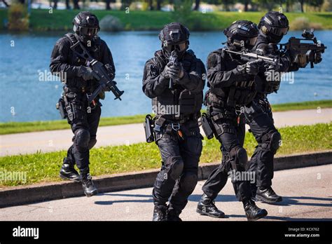 Police Tactical Team Hi Res Stock Photography And Images Alamy