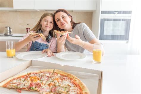 Madre E Hija Que Comen Una Pizza Sabrosa Imagen De Archivo Imagen De