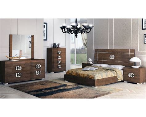 Easily mix and match your prized sheets and quilt cover sets to create the ultimate bedroom aesthetic. European Style Bedroom Set in High Gloss 33B621