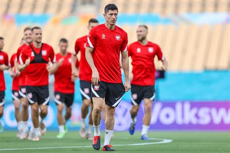The official home of uefa men's national team football on twitter ⚽️ #euro2020 #nationsleague #wcq. Euro 2020. Hiszpania - Polska. Oficjalne składy