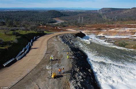 Officials Investigate Oroville Dam After Water Level Drop Daily Mail