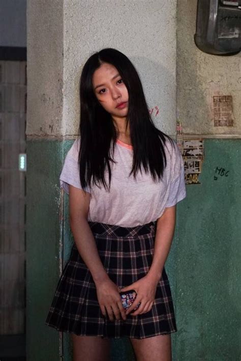 <씨네21> 커버스토리의 주인공이 된 배우 송강, 이도현, 고민시, 박규영은 괴물과 맞서 싸울 때의 비장함만큼 연기에 대한 뜨거운 마음을 내비쳤다. 스위트홈 별로였는데 끝까지 본 이유.gif - 유머/움짤/이슈 - 에펨 ...