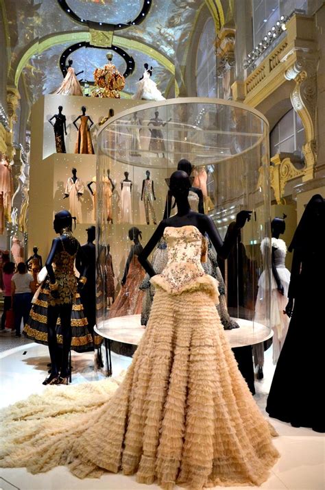 Christian Dior Une Exposition Sur Ans De Haute Couture Au Mus E Des